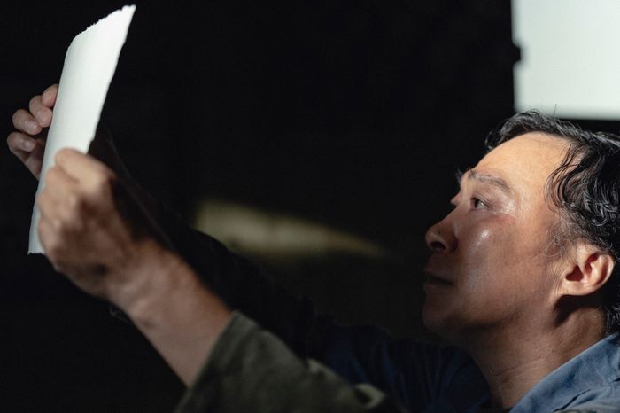 박찬욱 감독의 영화 ‘어쩔수가없다’의 한 장면. 배우 이성민이 열연한 구범모는 주인공 만수(이병헌)에 의해 가장 먼저 살해 당한다. [CJ ENM]