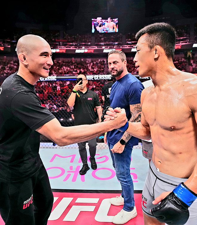 BEAST Championship 챔피언 돔 마르팬과 AFC 웰터급 챔피언 김상욱이 2025년 8월 중국 상하이다우타이에서 Road to UFC 시즌4 라이트급 토너먼트 결승 진출 확정 후 인사하고 있다. 사진=TKO