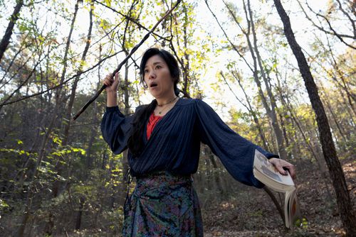 ‘어쩔수가없다’의 아라 역을 맡은 염혜란. ‘폭싹 속았수다’의 광례 흔적은 이 영화에서 찾아보기 어렵다. [CJ ENM]