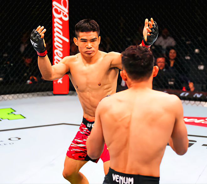 Road to UFC 시즌2 밴텀급 토너먼트 준우승 샤오룽이 2024년 11월 중국 마카오특별행정구 아오먼인허쭝허두자청 UFC 정규 데뷔전에서 베트남/미국 파이터 꽝레를 상대하고 있다. 사진=TKO