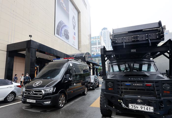 지난 11일 광주 서구 신세계백화점에 경찰특공대 차량이 주차돼 있다. [사진 출처 = 연합뉴스]