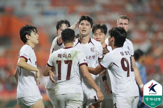 동료들의 축하를 받는 박인혁. 사진=한국프로축구연맹