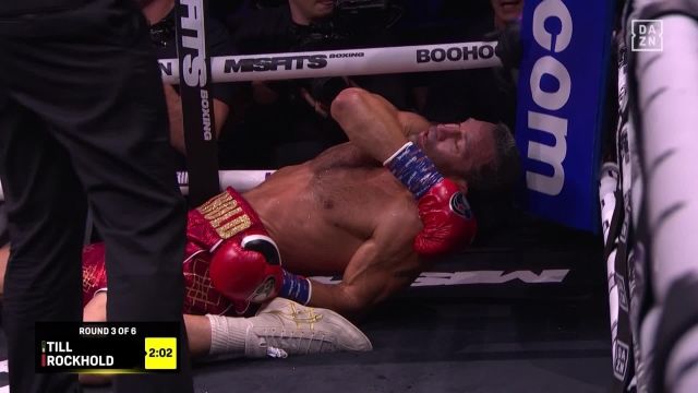 락홀드는 1라운드 막판 틸의 왼손 펀치를 맞고 한 차례 다운당했다. 그리고 3라운드 틸의 엄청난 스피드를 자랑하는 펀치에 그대로 쓰러졌다. 1라운드 당시 그를 다운시킨 왼손 펀치에 무너진 것. 심지어 왼쪽 다리가 접히며 쓰러져 최고, 또는 최악의 KO 장면이 되기도 했다. 사진=해피 펀치 SNS