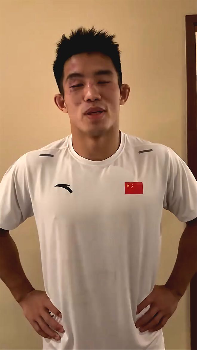 중국 우슈 산타 전우훈 전국대회 우승자 런야웨이가 2025년 8월 상하이다우타이 Road to UFC 시즌4 라이트급 토너먼트 4강전 탈락 후 AFC 웰터급 챔피언 김상욱에게 패배한 아쉬움을 말하고 있다. 사진=TKO