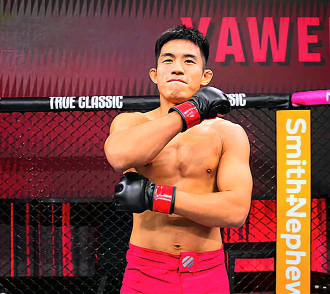 중국 우슈 산타 전우훈 전국대회 우승자 런야웨이가 2025년 5월 퍼포먼스 인스티튜트 상하이에서 Road to UFC 시즌4 라이트급 토너먼트 준준결승 통과 기념 촬영을 하고 있다. 사진=TKO