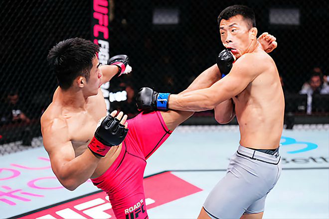 중국 우슈 산타 전우훈 전국대회 우승자 런야웨이가 2025년 8월 상하이다우타이 Road to UFC 시즌4 라이트급 토너먼트 4강전에서 AFC 웰터급 챔피언 김상욱을 발로 차고 있다. 사진=TKO
