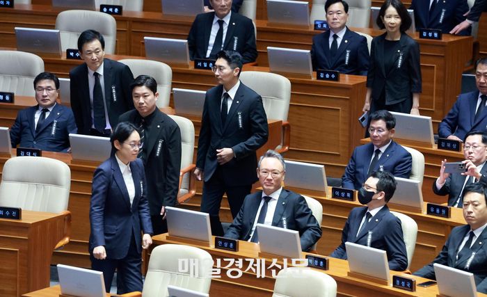 국민의힘 의원들이 1일 서울 여의도 국회 본회의장에서 열린 제429회 정기국회 개회식에 근조 리본을 달고서 상복차림으로 참석해 국민의례하고 있다. 2025.9.1[이충우기자]