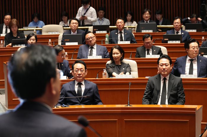 장동혁 대표를 비롯한 국민의힘 의원들이 1일 서울 여의도 국회에서 열린 의원총회에서 송언석 원내대표 발언을 듣고 있다. [연합뉴스]