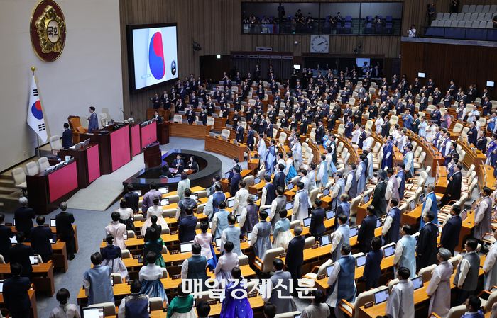 국민의힘 의원들이 1일 서울 여의도 국회 본회의장에서 열린 제429회 정기국회 개회식에 근조 리본을 달고서 상복차림으로 참석해 국민의례하고 있다. 2025.9.1[이충우기자]