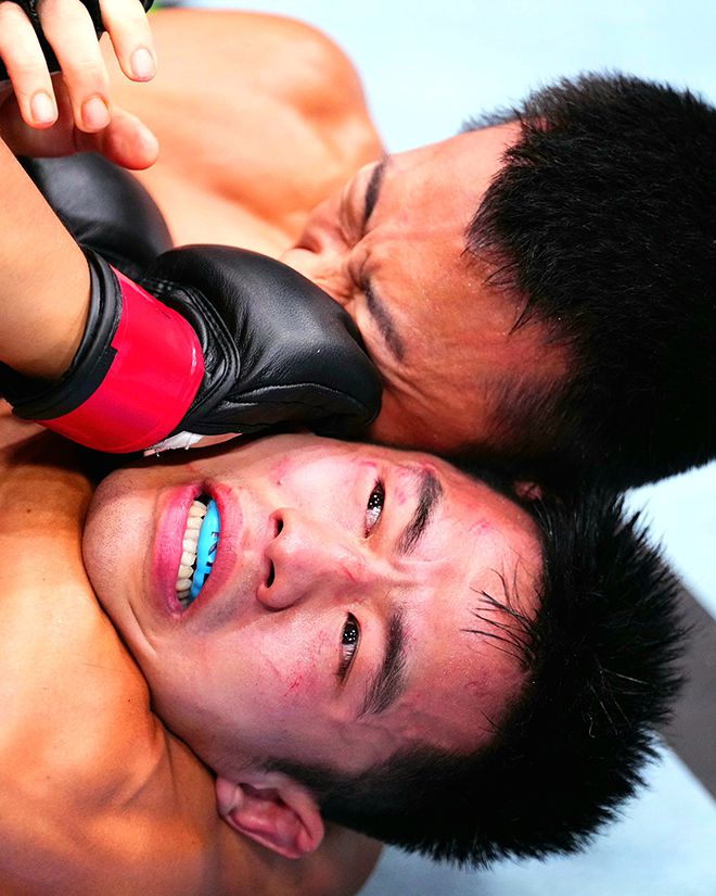 AFC 웰터급 챔피언 김상욱이 2025년 8월 상하이다우타이 Road to UFC 시즌4 라이트급 토너먼트 4강전에서 중국 우슈 산타 전우훈 전국대회 우승자 런야웨이를 조르기로 제압하기 위해 애쓰고 있다. 사진=TKO