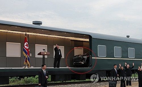 김정은 북한 국무위원장이 지난해 평안북도 의주군의 수해 현장을 재차 방문한 조선중앙통신 사진에서, 전용열차 내부에 최신형 메르세데스-마이바흐 GLS 600 4MATIC 페이스리프트 모델로 추정되는 차량이 포착됐다. [사진 출처 = 연합뉴스]