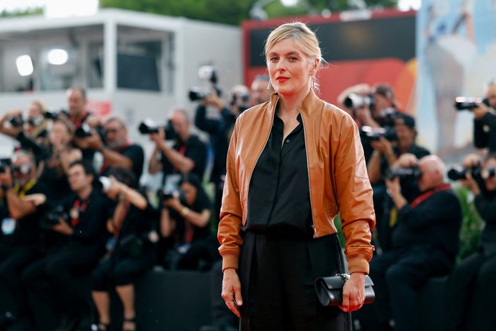 영화 ‘앳 워크’를 연출한 발레리 돈젤리 감독이 29일(현지시간) 베니스영화제 레드카펫에 선 모습. [로이터·연합뉴스]