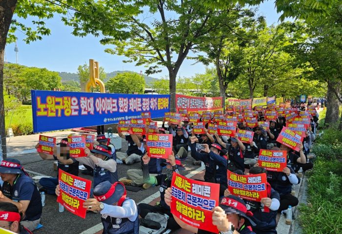 지난 7월 서울 노원구청 앞에서 전국 레미콘운송노동조합이 광운대 역세권 개발 사업에 배치 플랜트 도입을 반대하며 집회를 열고 있다. [사진 = 전국레미콘운송노조]