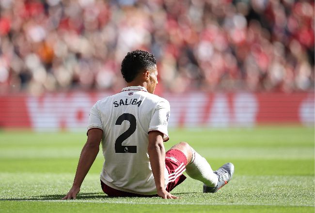 아스널의 핵심 수비수 윌리엄 살리바가 경기 시작 5분 만에 부상으로 주저 앉았다. 비상. 사진=EPA=연합뉴스 제공