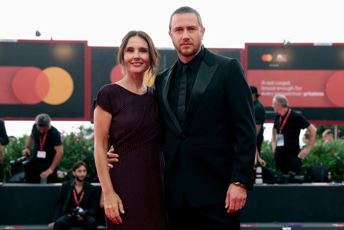 영화 ‘앳 워크’의 주인공 폴 역을 맡은 배우 바스티엥 부용(오른쪽)과 상대역인 비르지니 르두아앵이 29일(현지시간) 베니스영화제 레드카펫에 선 모습. [로이터·연합뉴스]