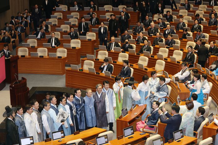 1일 서울 여의도 국회에서 열린 정기국회 개회식에 앞서 한복과 상복을 입은 여야 의원들이 참석해 있다. 2025.9.1 [사진=연합뉴스]