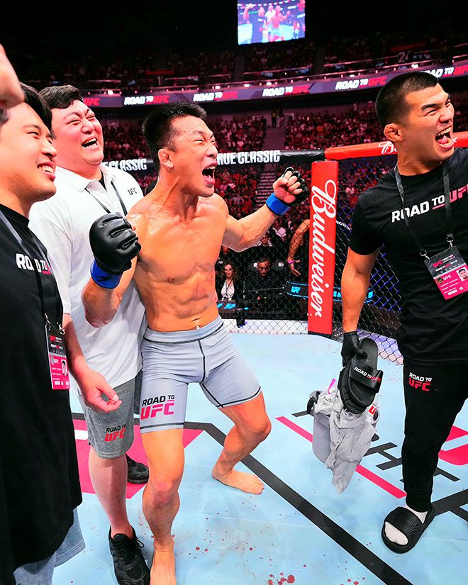 AFC 웰터급 챔피언 김상욱이 2025년 8월 중국 상하이다우타이에서 RTU 시즌4 라이트급 토너먼트 결승 진출 기념 촬영을 하고 있다. 오른쪽은 대한민국 UFC 24호 파이터 고석현, 왼쪽은 HAVAS 이정원 관장. 사진=TKO