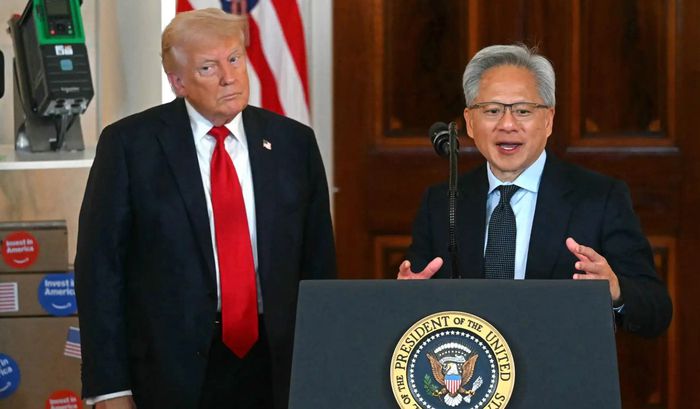 지난 4월 백악관 행사에서 트럼프 대통령이 지켜보는 가운데 연설하고 있는 젠슨 황 엔비디아 최고경영자. <사진=AFP 연합뉴스>