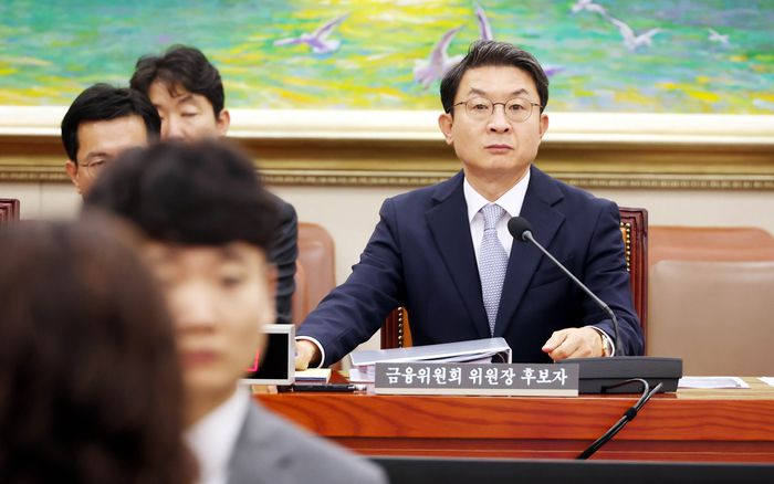 2일 국회 정무위원회에서 열린 이억원 금융위원장 후보자에 대한 인사청문회가 열리지 못한 가운데 이 후보자가 자리에 앉아 있다. [이충우 기자]