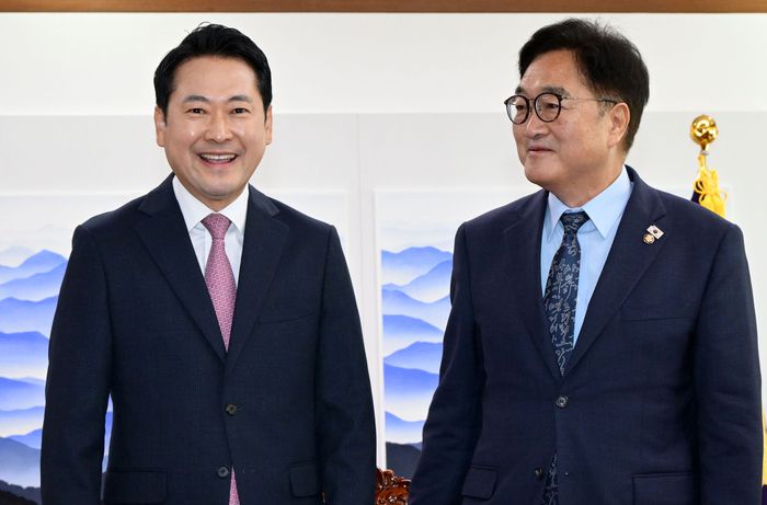 우원식 국회의장이 2일 예방한 장동력 국민의힘  대표를 맞이하고 있다. [공동취재]