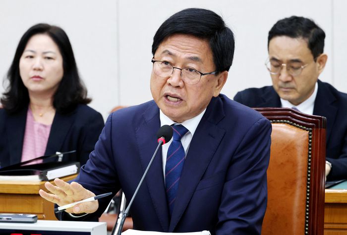 최교진 부총리 겸 교육부 장관 후보자가 2일 국회 교육위원회에서 열린 인사청문회에서 의원 질의에 답변하고 있다. 이충우 기자