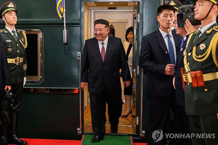 김 위원장은 열병식 참석을 위해 전날 오후 4시 19분께 전용열차를 통해 베이징에 도착했다. [사진 = 연합뉴스]