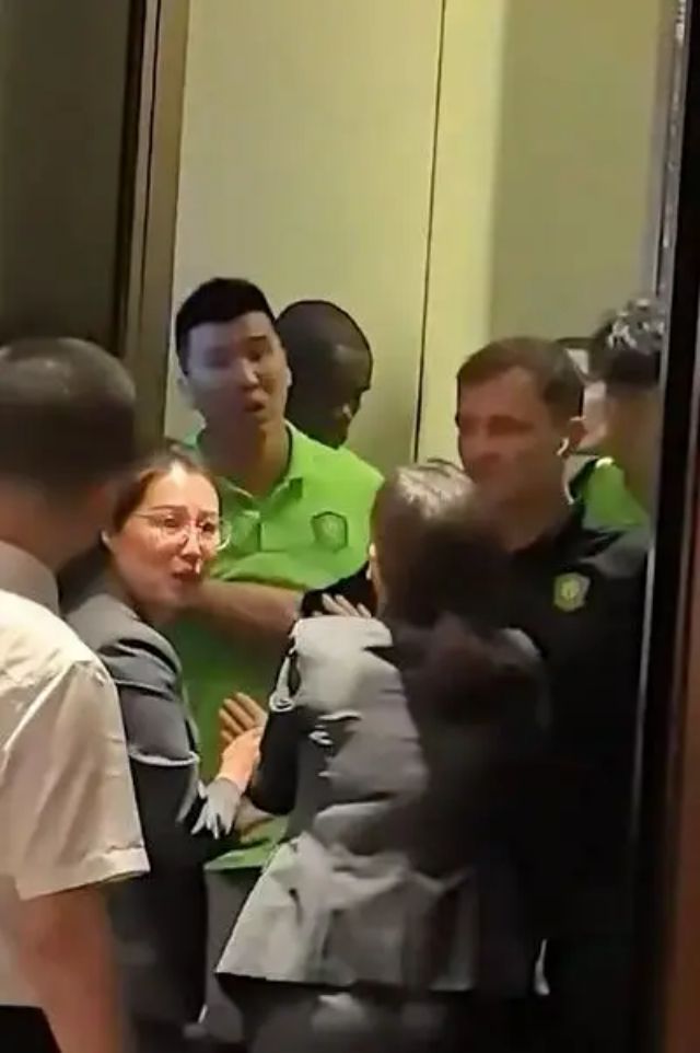 ‘소후닷컴’은 “베이징의 처참한 패배 후 선수들과 팬들 사이의 갈등이 있었다. 경기 후 일부 팬이 호텔 입구에서 선수들과 언쟁을 벌인 것이다. 장위닝은 팬들과 격하게 충돌하는 과정에서 ‘우리도 잘하고 싶지 않겠나?’라며 격앙된 모습을 보였다. 선수들의 감정적인 대응은 많은 팬을 실망시켰고 팀에 대한 지지도 약화됐다. 올 시즌 베이징의 경기력 논란은 계속됐고 이번 참패 후 감정 컨트롤 실패는 팬들의 실망을 더욱 키웠다”고 전했다. 사진=소후닷컴