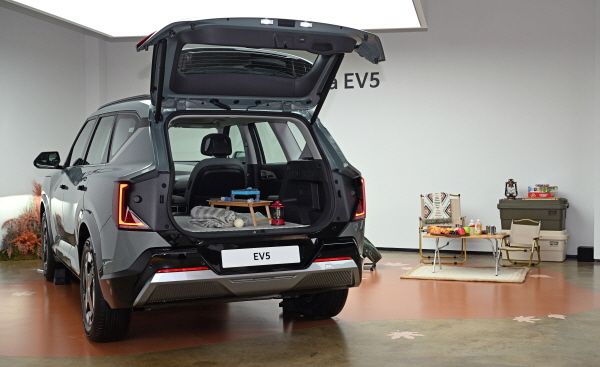 EV5 미디어 데이 행사장에 캠핑 콘셉트로 전시된 EV5 [사진 제공=기아]