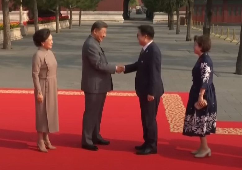 우원식 국회의장(오른쪽)이 3일 전승절 80주년 열병식 행사에 참석해 시진핑 중국 국가주석과 악수를 나누고 있다.