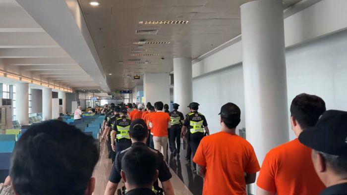 필리핀으로 도피한 범죄자들이 3일 필리핀 니노이 아키노 공항에서 한국으로의 강제 송환을 위해 호송되고 있다. [경찰청]