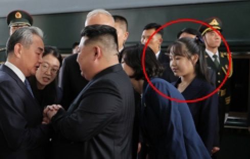 김정은 국무위원장과 중국 베이징에 동행한 딸 김주애. [사진출처 = 연합뉴스]