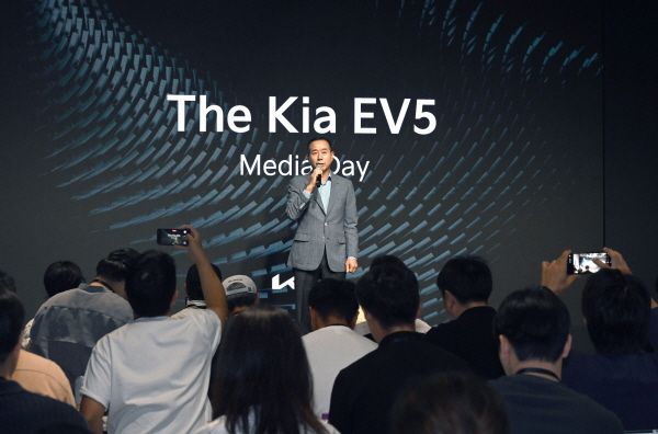 기아 국내사업본부장 정원정 부사장이 EV5 미디어 데이에서 환영사를 하고 있는 모습 [사진 제공=기아]