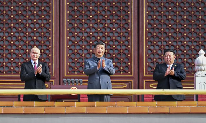 3일 중국 베이징에서 열린 ‘중국 인민의 항일전쟁 승리 및 세계 반파시스트 전쟁 승리(전승절)’ 80주년 열병식에 참석한 블라디미르 푸틴 러시아 대통령(왼쪽부터), 시진핑 중국 국가 주석, 김정은 북한 국무위원장이 톈안문 성루에 서서 나란히 박수치고 있다. 북·중·러 최고 지도자가 공식 석상에서 한 자리에 등장한 것은 66년 만이다. [신화통신연합뉴스]