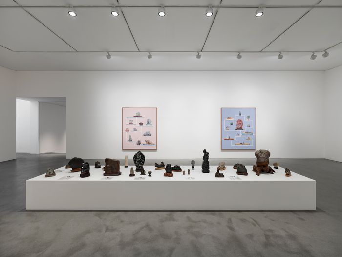 갈라 포라스-김 전시 전경. 수석을 그린 드로잉과 수석이 나란히 전시되고 있다. [Easton Foundation]