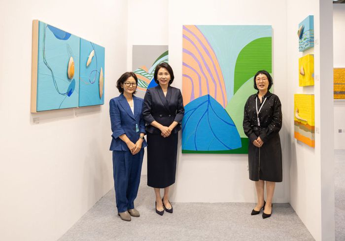 김혜경 여사가 3일 서울 강남구 코엑스에서 열린 ‘키아프·프리즈 서울 2025’를 찾아 기념촬영을 하고 있다. [사진 = 대통령실]