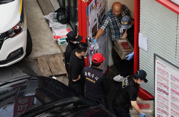 지난 3일 서울 관악구 한 식당에서 칼부림 사건이 발생, 경찰이 조사하고 있다. [사진 출처 = 연합뉴스]