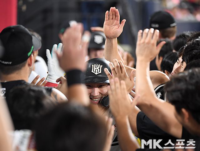 4일 수원 LG전에서 홈런을 친 뒤 기뻐하는 안현민. 사진(수원)=천정환 기자