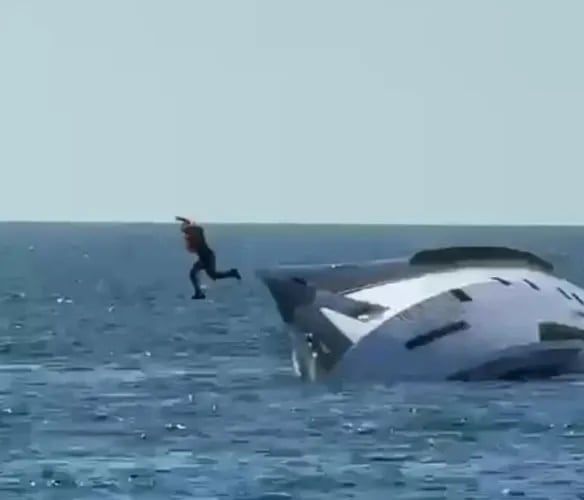 첫 출항 15분 만에 침몰한 요트에서 탑승객이 뛰어내리고 있다. [사진 = 더선 캡처]