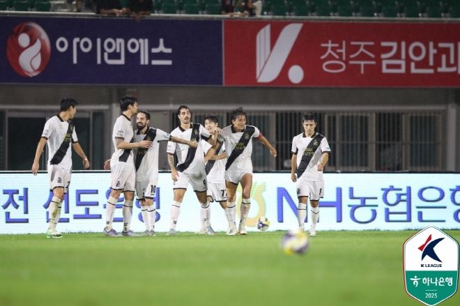이찬동이 결승골을 넣고 동료들의 축하를 받고 있다. 사진=한국프로축구연맹