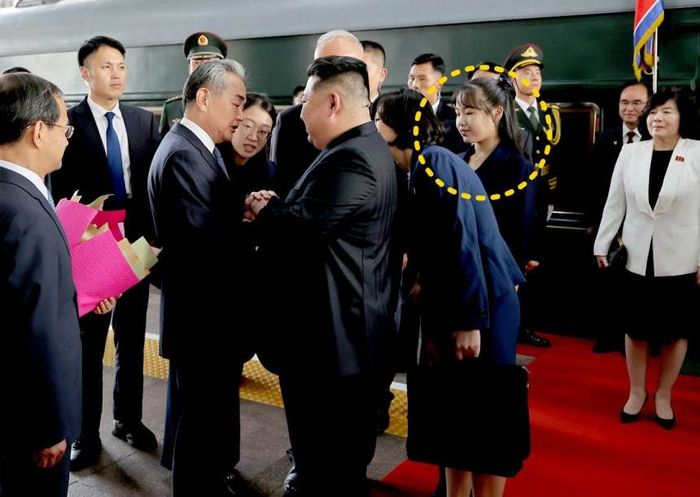 북한 노동당 기관지 노동신문은 3일 “김정은 동지께서 2일 오후 중국인민항일전쟁 및 세계반파쇼전쟁승리(전승절) 80돌(주년) 기념행사에 참석하시기 위해 전용열차로 중화인민공화국의 수도 베이징에 도착했다”라고 보도했다. 사진에는 딸 주애가 함께 동행한 것으로 확인됐다. [평양 노동신문 = 뉴스1]