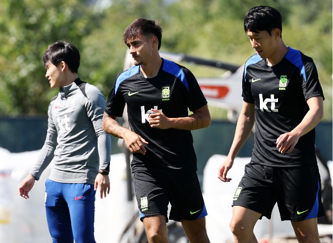 9월 3일(현지시간) 미국 뉴욕주 아이칸 스타디움에서 진행된 한국 축구 대표팀 훈련에서 손흥민과 옌스 카스트로프가 몸을 풀고 있다. 사진=연합뉴스