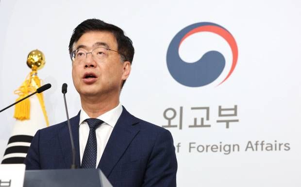 이재웅 외교부 대변인이 5일 서울 종로구 외교부 청사에서 미국 조지아 현대자동차·LG엔솔 배터리 공장 수색 관련 긴급 브리핑을 하고 있다. [사진 = 연합뉴스]