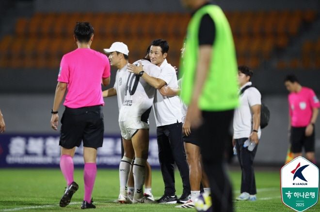 이찬동을 안아주고 있는 이을용 감독. 사진=한국프로축구연맹