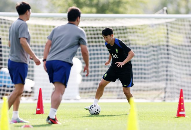 4일(현지시간) 미국 뉴욕 아이칸 스타디움에서 진행된 한국 축구 대표팀 훈련에서 손흥민이 훈련에 집중하고 있다. 사진= 연합뉴스 제공