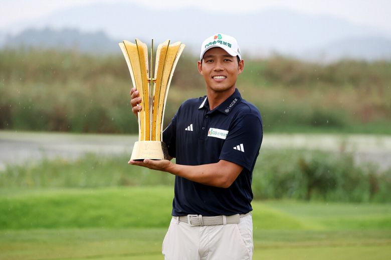 파운더스컵 정상에 오른 문도엽이 환하게 웃고 있다. KPGA