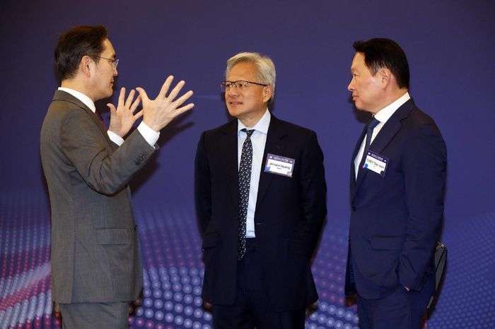 이재용 삼성전자 회장, 최태원 SK그룹 회장, 젠슨황 엔비디아 최고경영자(CEO)가 지난달 25일(현지시간) 미국 워싱턴DC 윌라드호텔에서 열린 한미 비즈니스 라운드 테이블에서 대화하고 있다. [김호영 기자]
