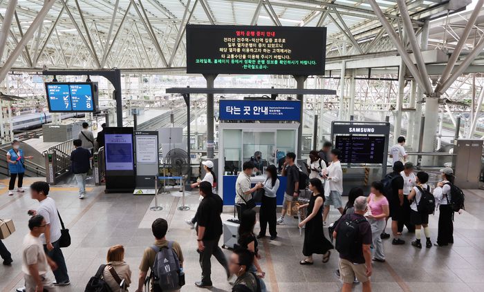 7일 오전 서울 중구 서울역에 전북지역 집중호우로 인한 전라선 일부 열차 운행 중지 안내문이 나오고 있다.  [뉴스1]