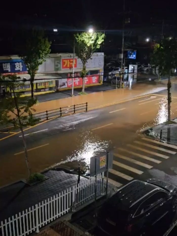 7일 전북 전역에 호우특보가 발효된 가운데 김제시의 한 도로가 밤새 내린 비에 침수됐다. [연합뉴스]
