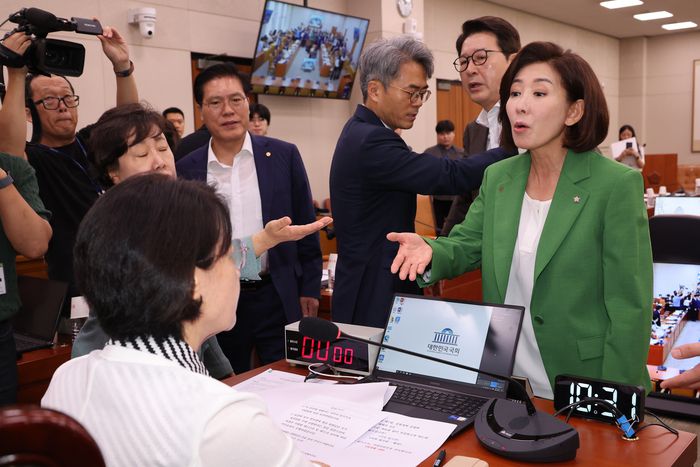 지난 2일 서울 여의도 국회에서 열린 법제사법위원회 전체회의에서 나경원 국민의힘 의원 등이 추미애 위원장의 회의 진행 방식에 항의하고 있다. [사진 출처 = 연합뉴스]