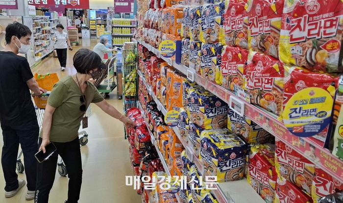 서울 시내 마트에서 시민이 장을 보고 있다. [이승환 기자]